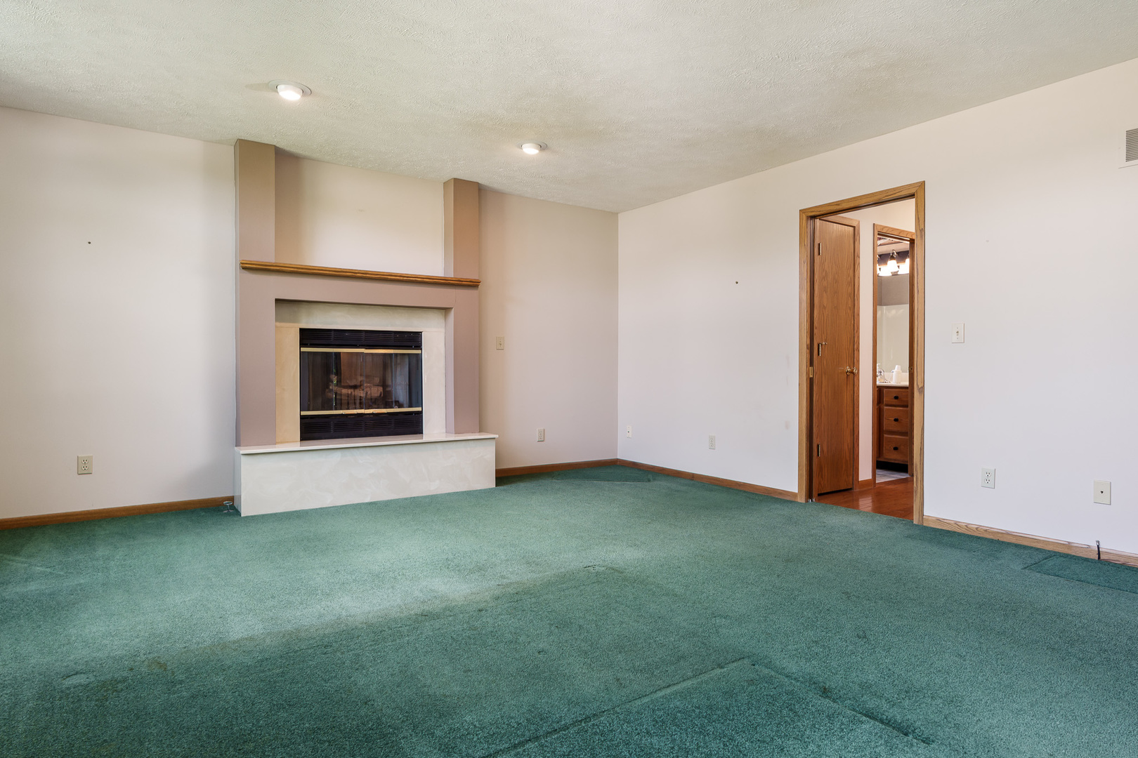 1350 Featherstone Road, Rockford, IL 61107
