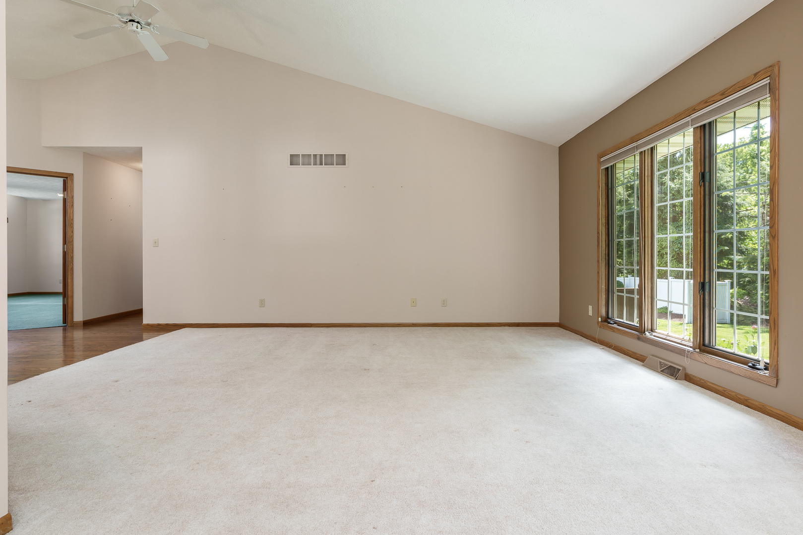 1350 Featherstone Road, Rockford, IL 61107