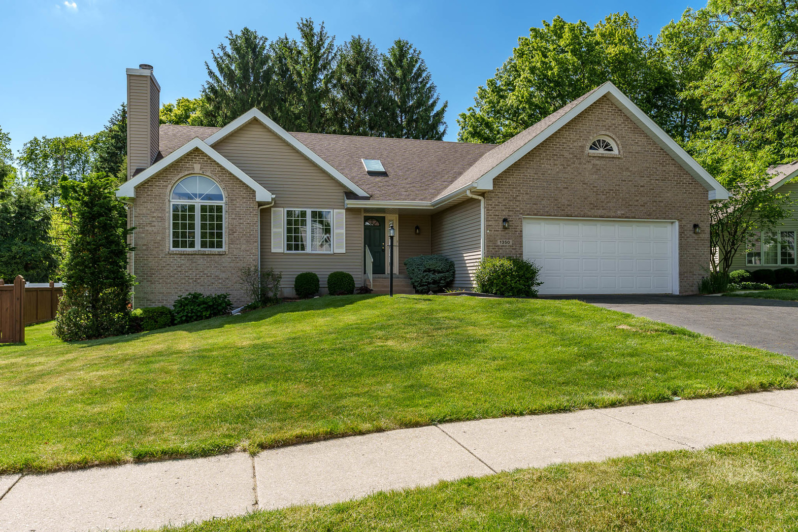 1350 Featherstone Road, Rockford, IL 61107