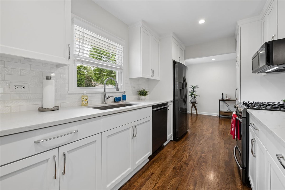 1742 E Tano Lane, Mount Prospect, IL 60056