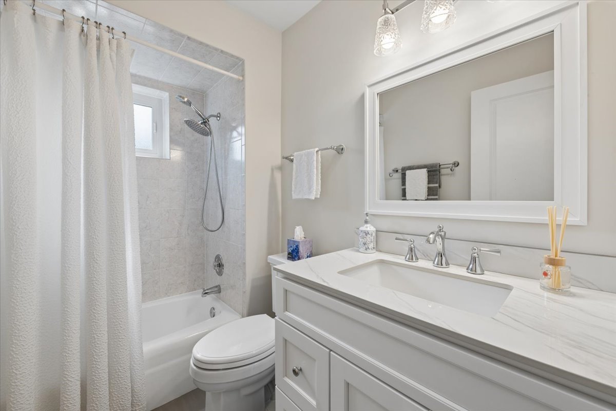 1742 E Tano Lane, Mount Prospect, IL 60056