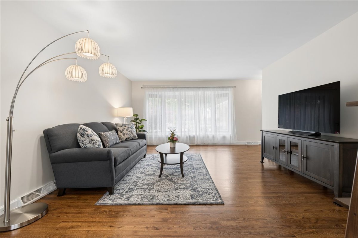 1742 E Tano Lane, Mount Prospect, IL 60056