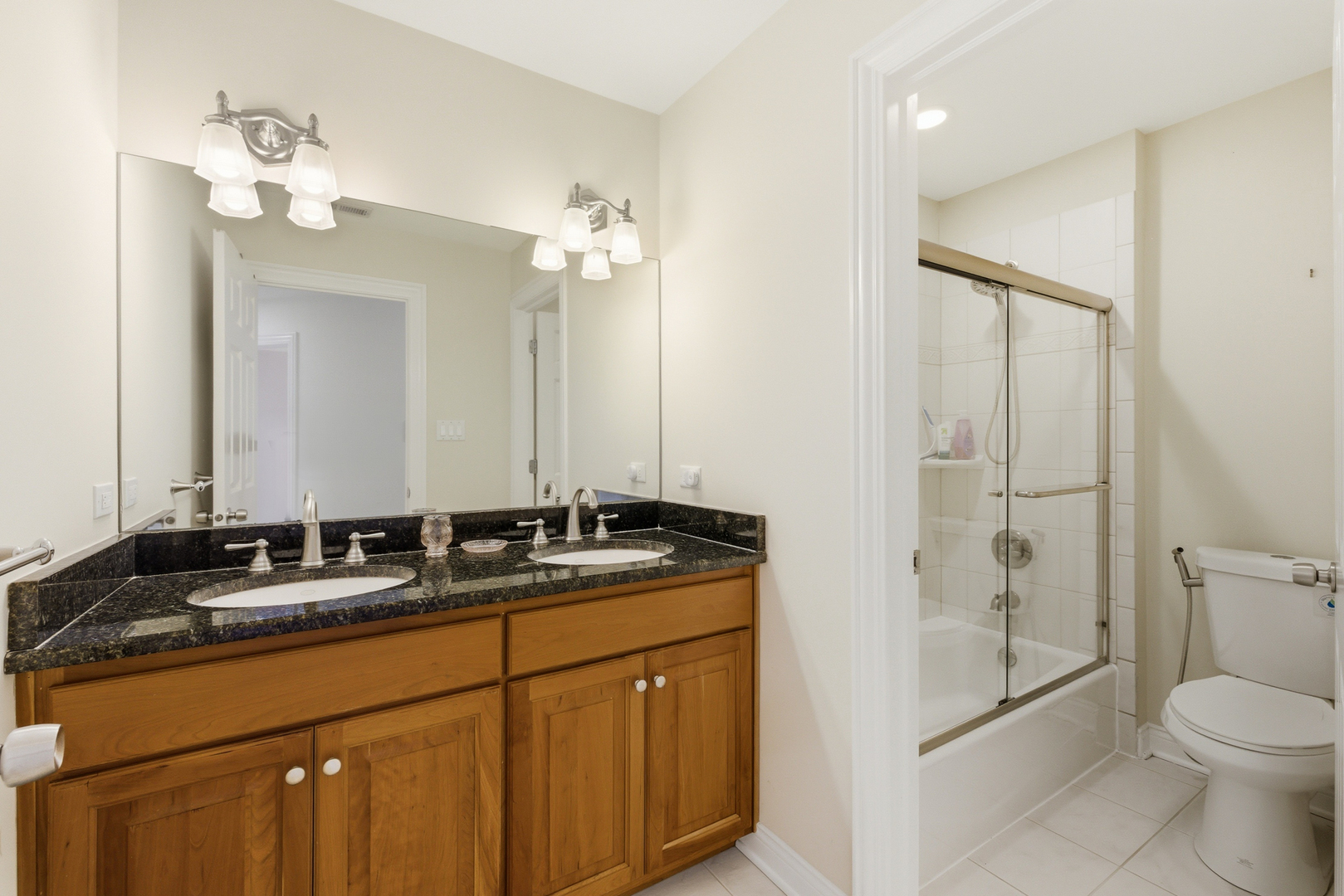 801 Shannon Lake Court, Westmont, IL 60559