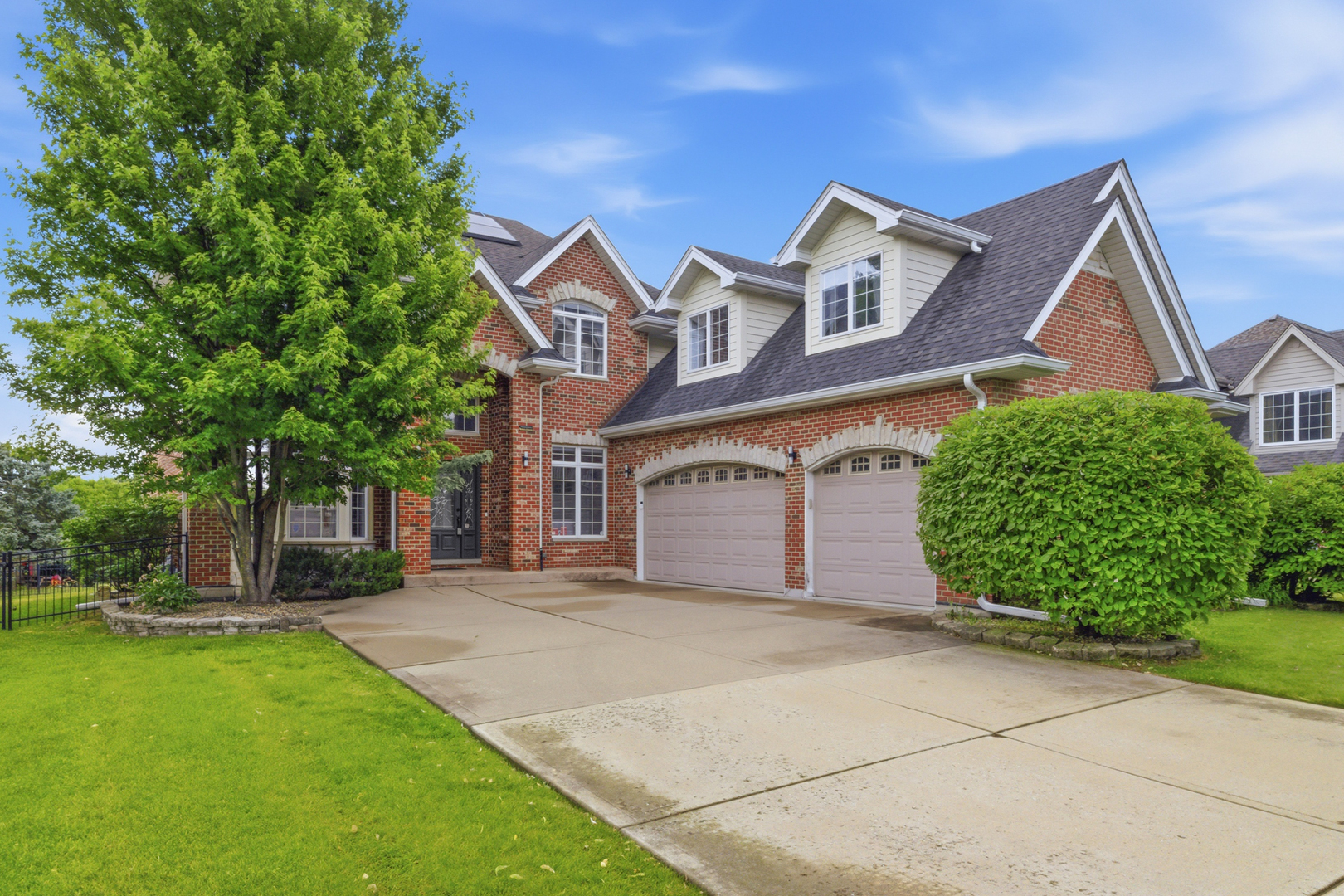 801 Shannon Lake Court, Westmont, IL 60559