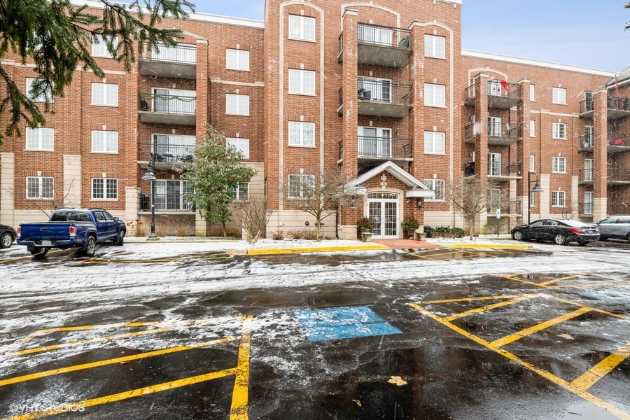 1479 N Milwaukee Avenue #101, Libertyville, IL 60048
