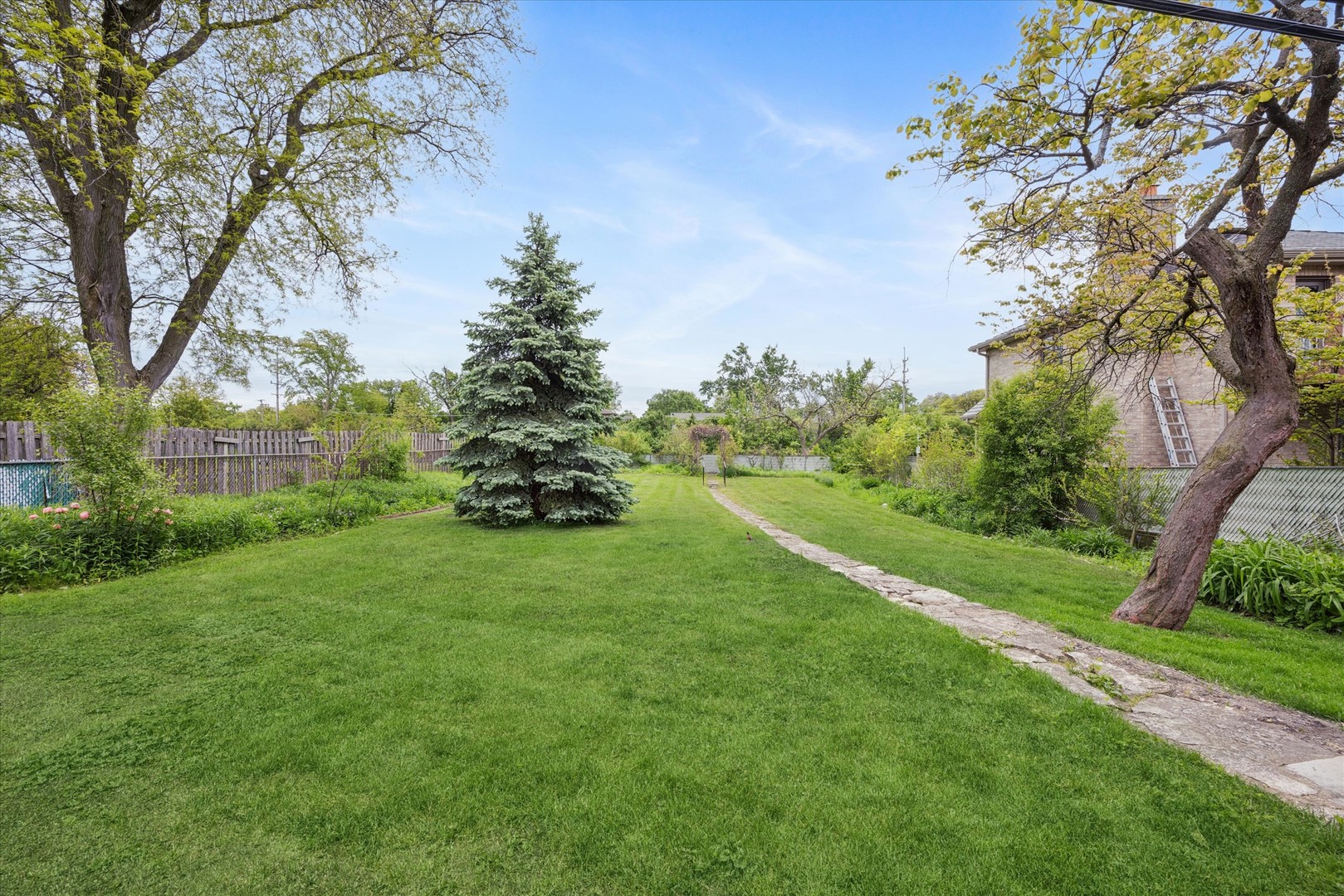 33 Chestnut Avenue, Clarendon Hills, IL 60514