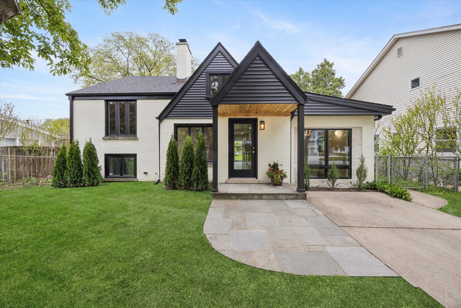 33 Chestnut Avenue, Clarendon Hills, IL 60514