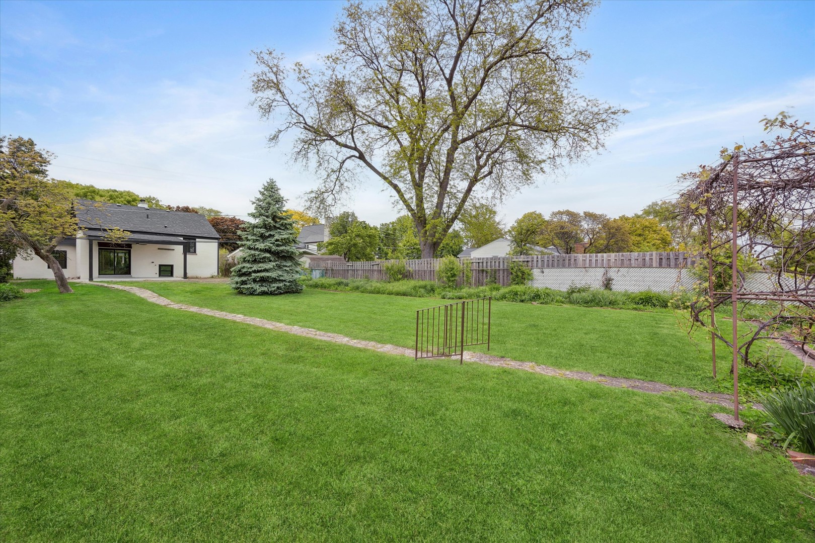33 Chestnut Avenue, Clarendon Hills, IL 60514