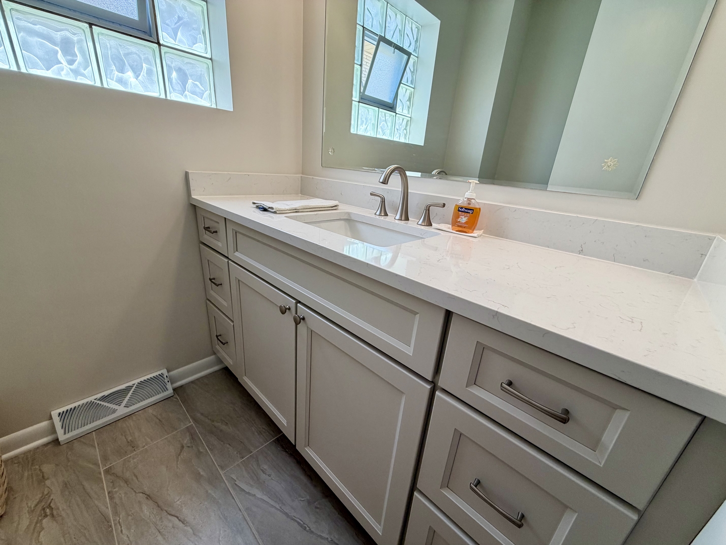 8927 S Sacramento Avenue, Evergreen Park, IL 60805