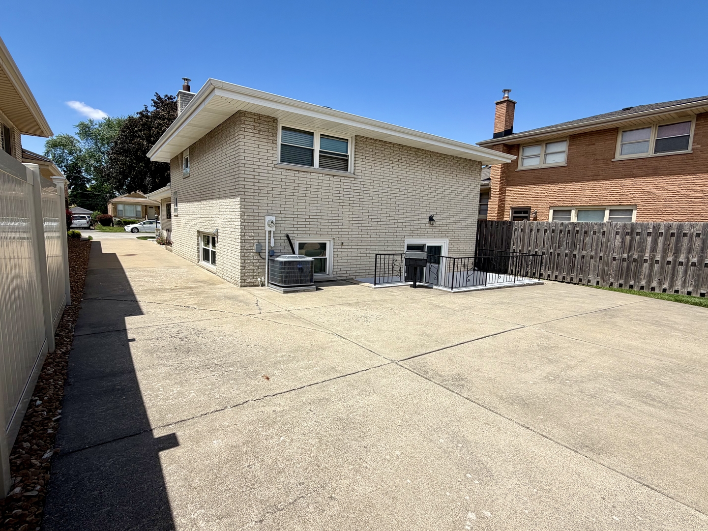 8927 S Sacramento Avenue, Evergreen Park, IL 60805