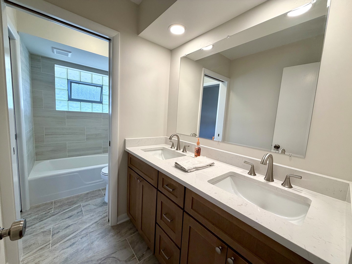 8927 S Sacramento Avenue, Evergreen Park, IL 60805