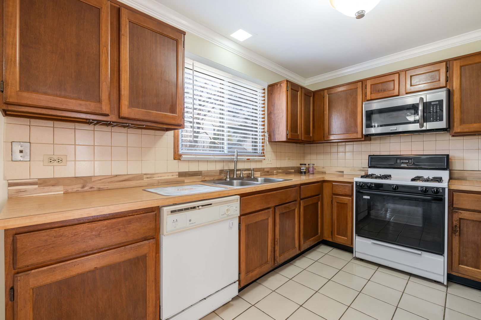 1008 Churchill Drive, Naperville, IL 60563