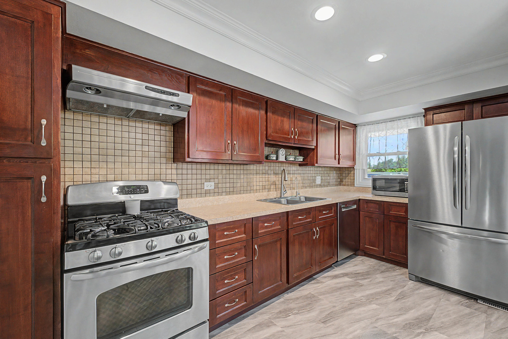 1350 Nottingham Lane, Hoffman Estates, IL 60169