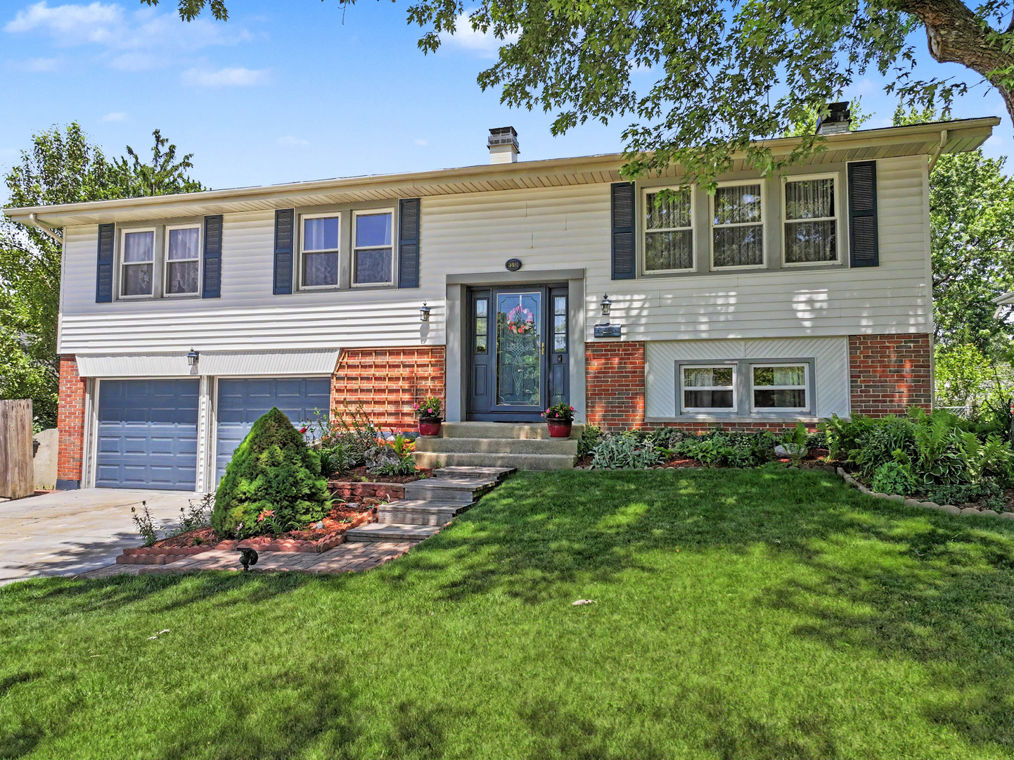 1350 Nottingham Lane, Hoffman Estates, IL 60169