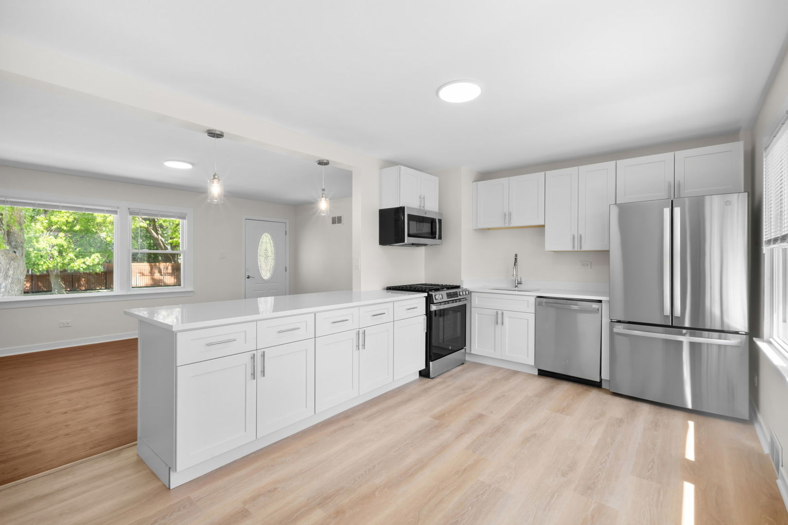 6207 W Eastwood Avenue, Chicago, IL 60630