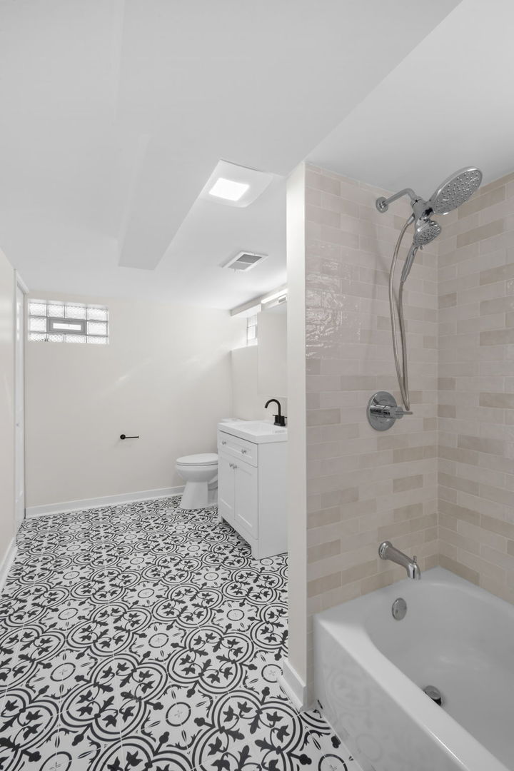 6207 W Eastwood Avenue, Chicago, IL 60630