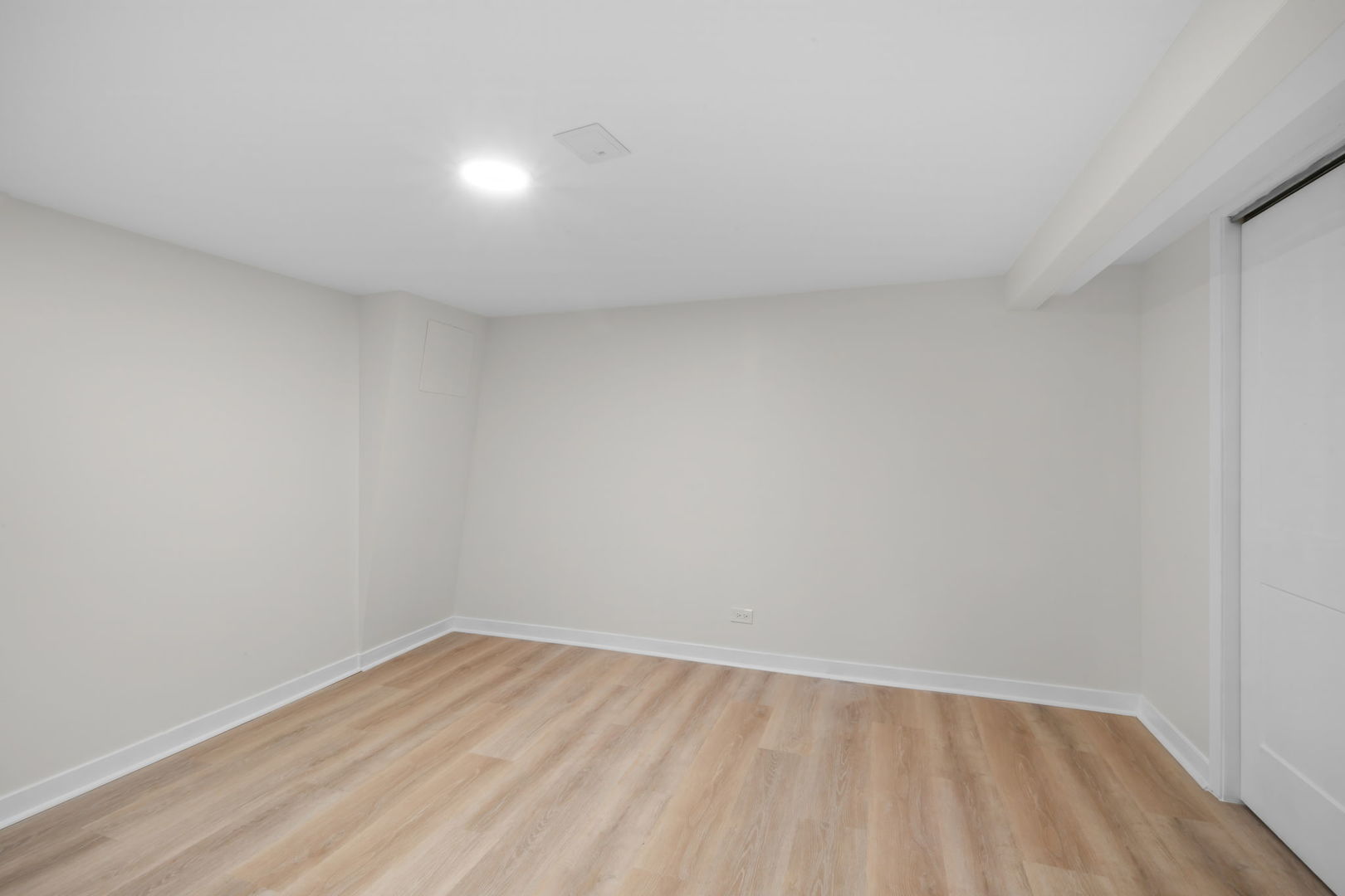 6207 W Eastwood Avenue, Chicago, IL 60630