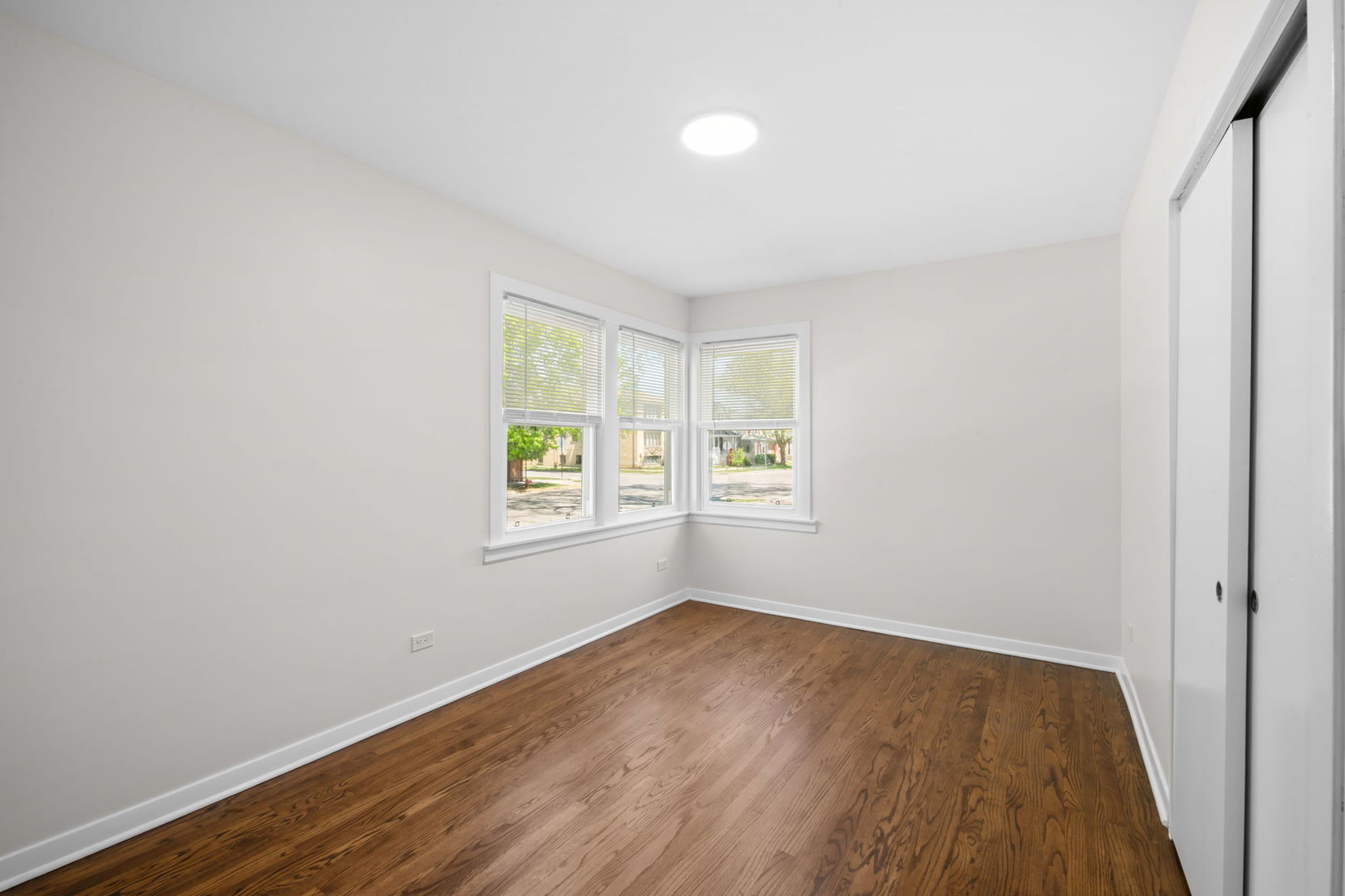 6207 W Eastwood Avenue, Chicago, IL 60630