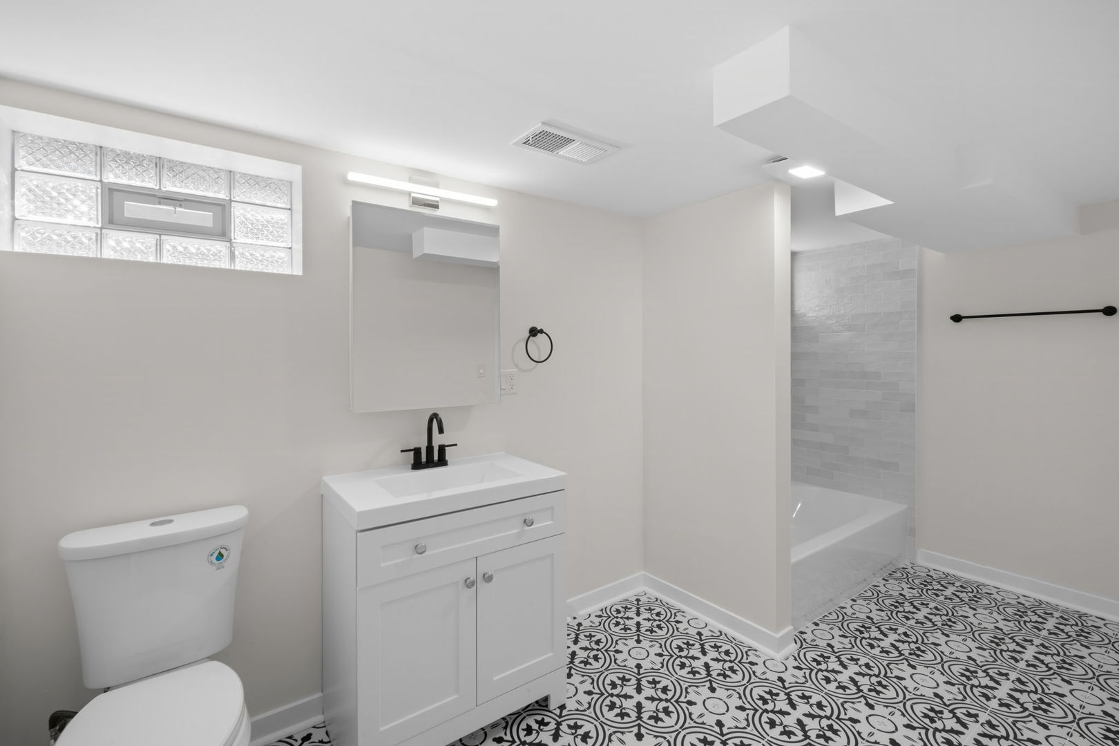 6207 W Eastwood Avenue, Chicago, IL 60630