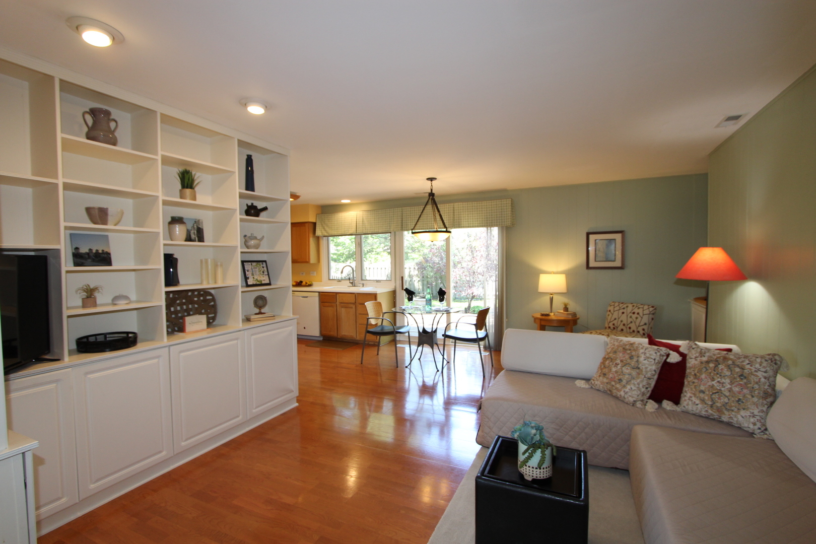 206 E Cunningham Drive, Palatine, IL 60067