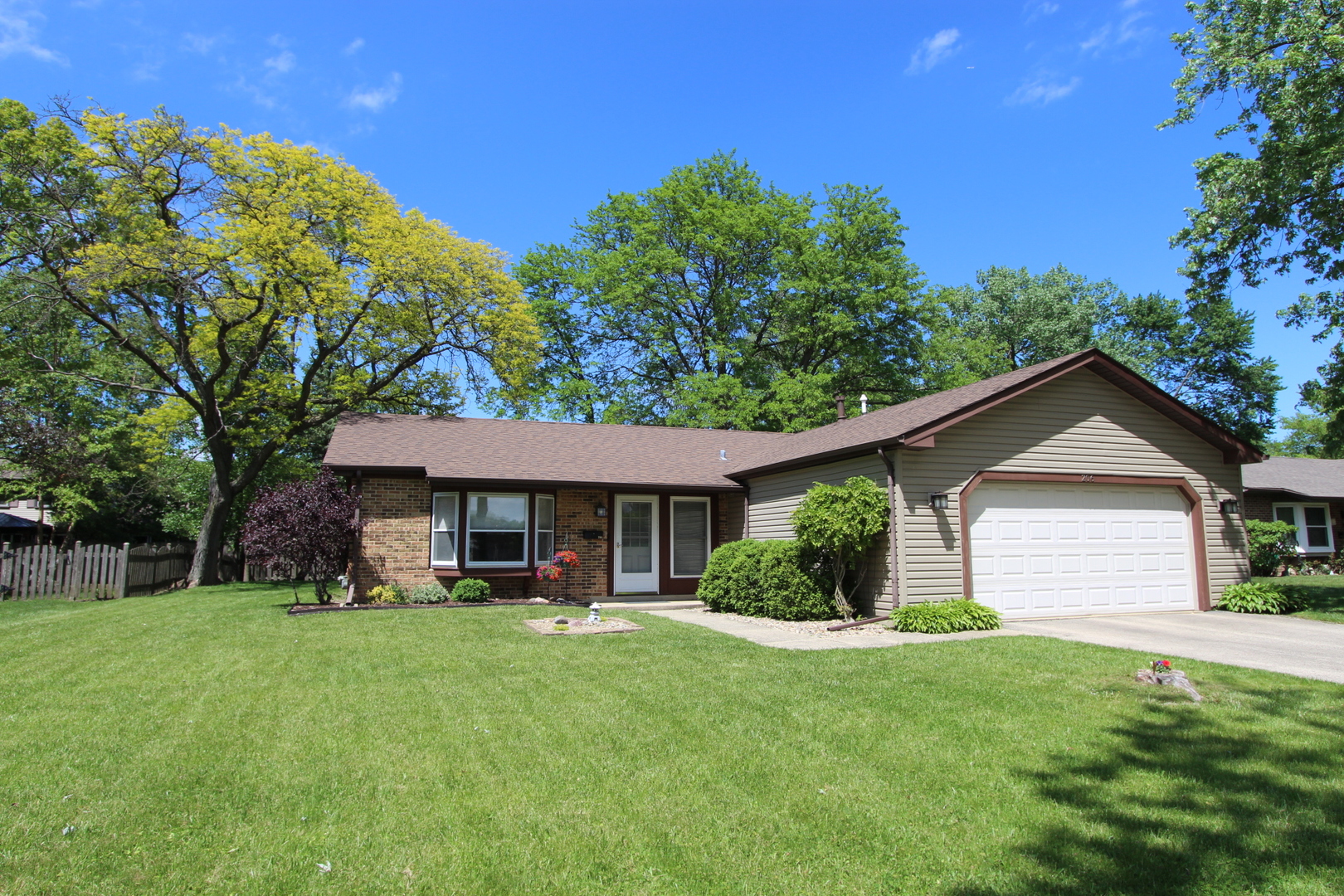 206 E Cunningham Drive, Palatine, IL 60067