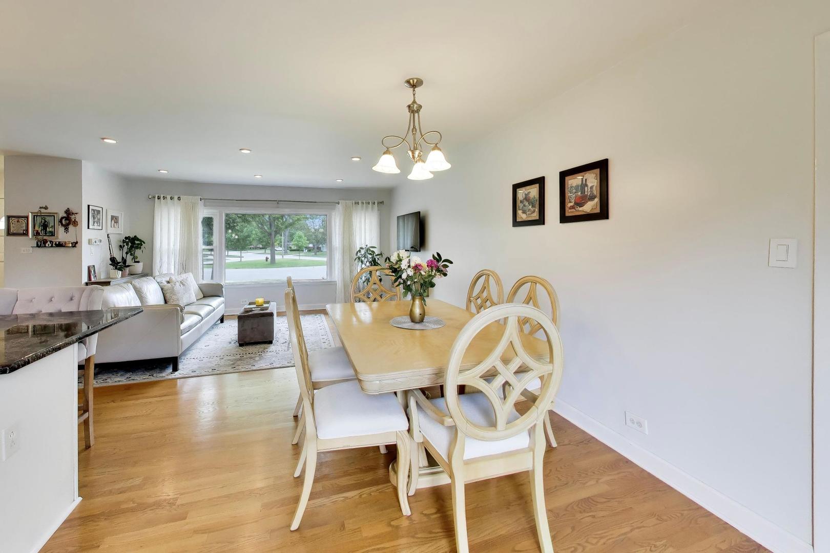 1316 W Plymouth Court, Arlington Heights, IL 60004