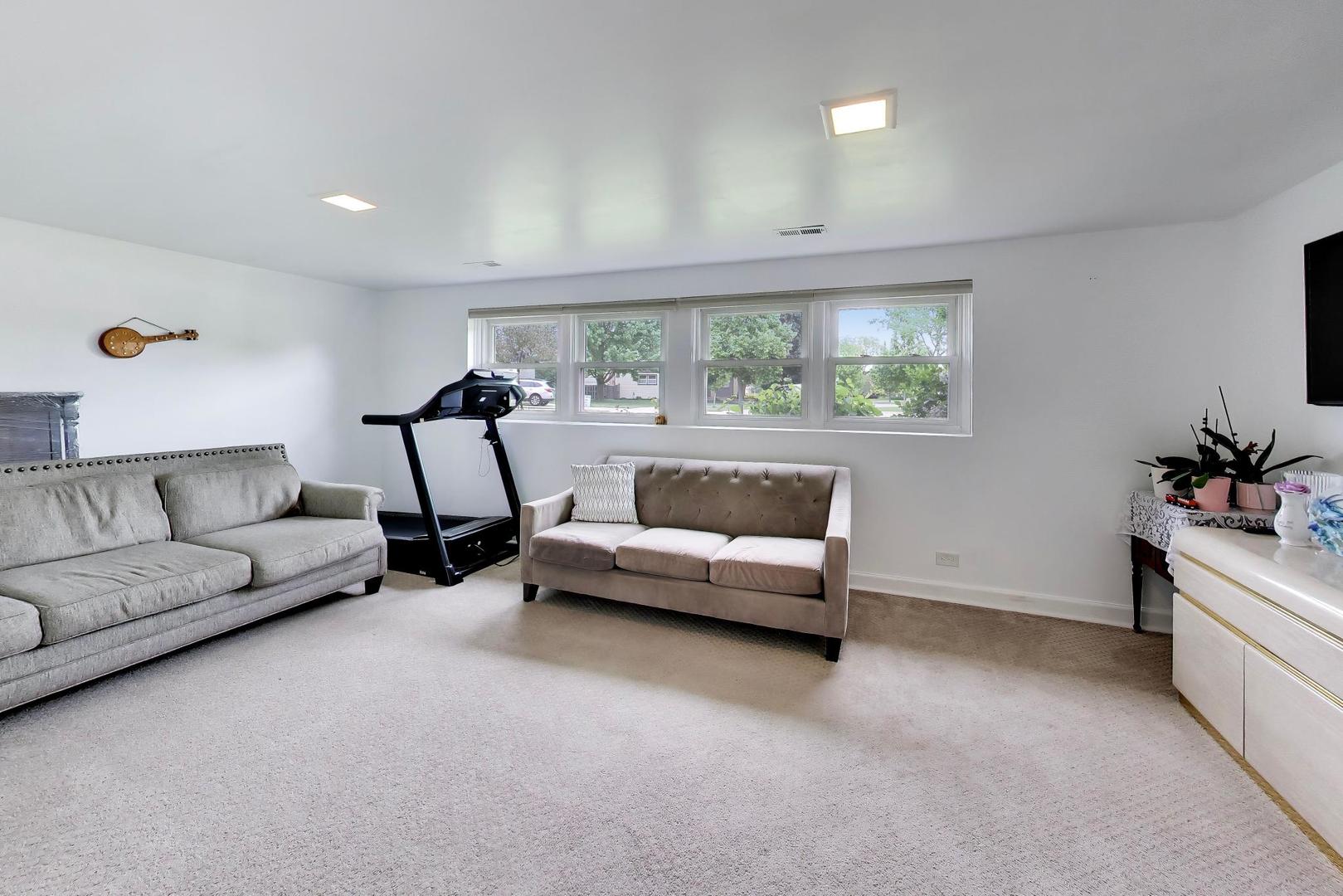 1316 W Plymouth Court, Arlington Heights, IL 60004