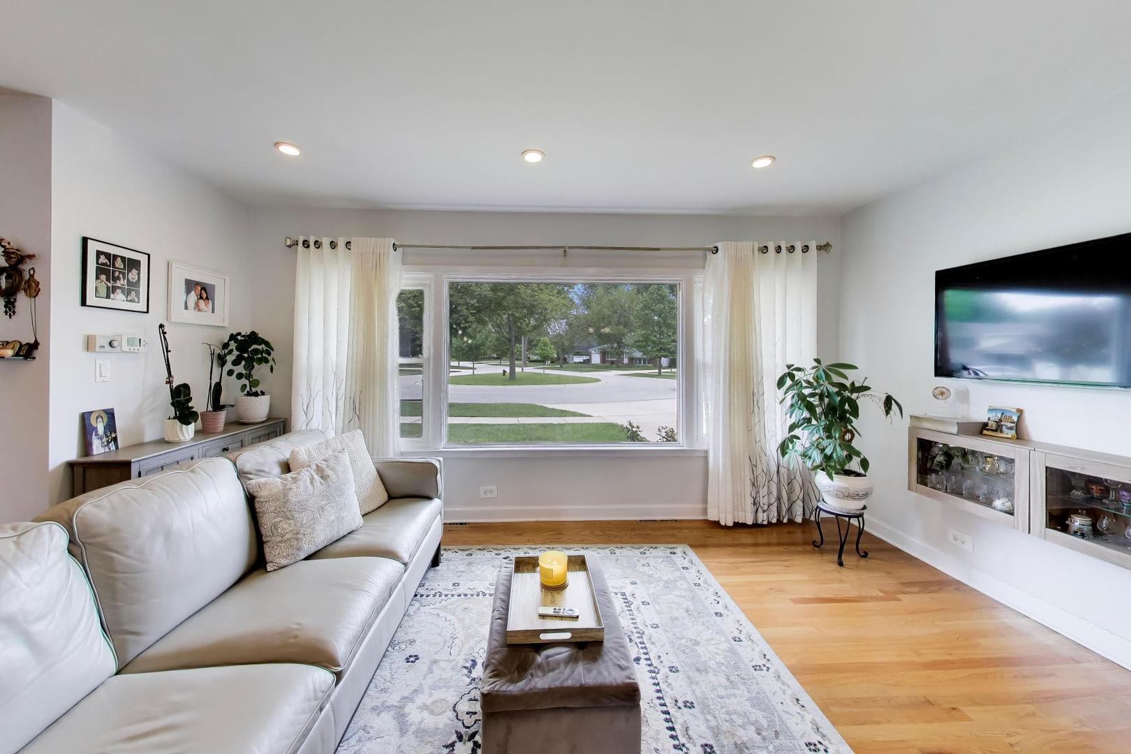 1316 W Plymouth Court, Arlington Heights, IL 60004
