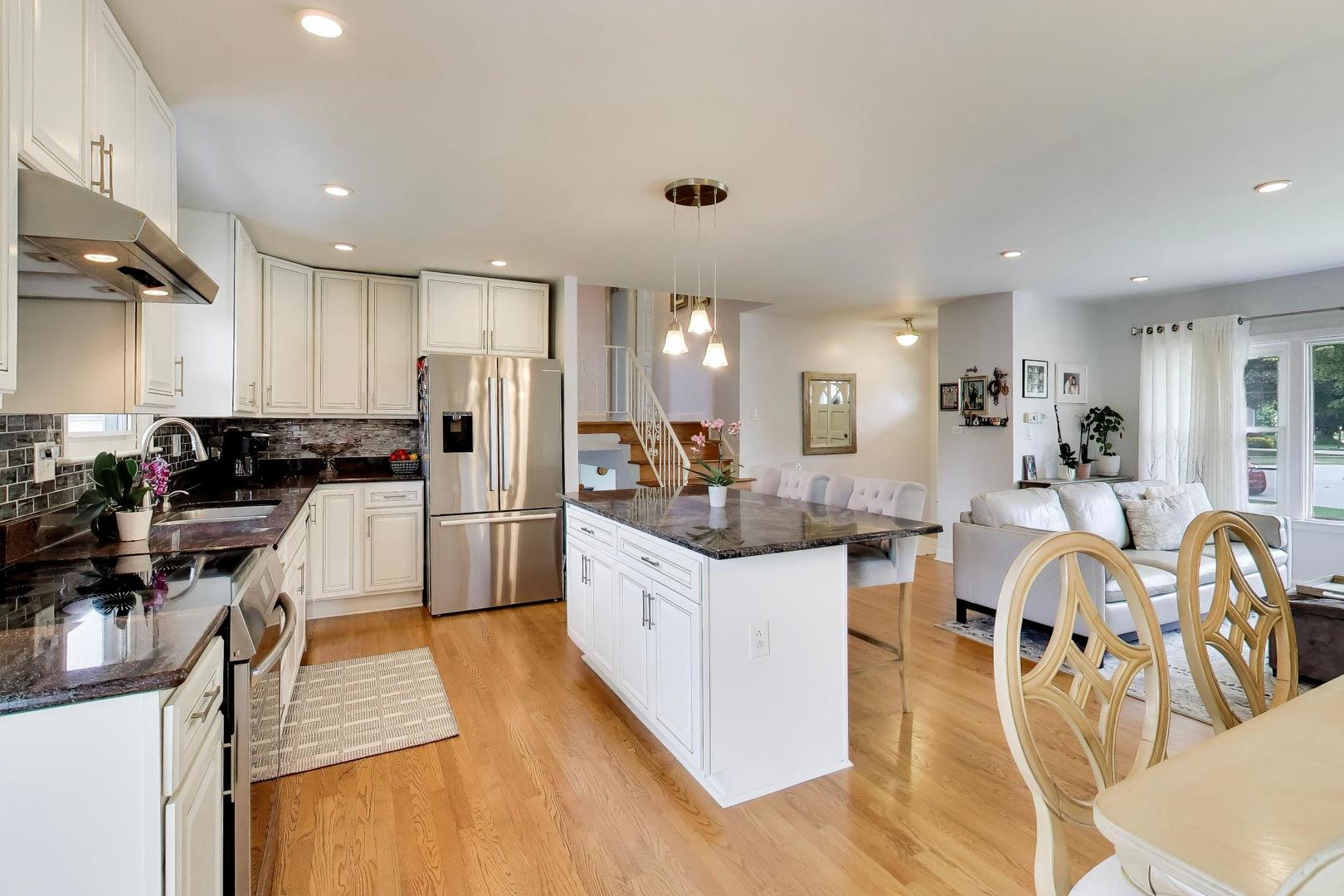 1316 W Plymouth Court, Arlington Heights, IL 60004