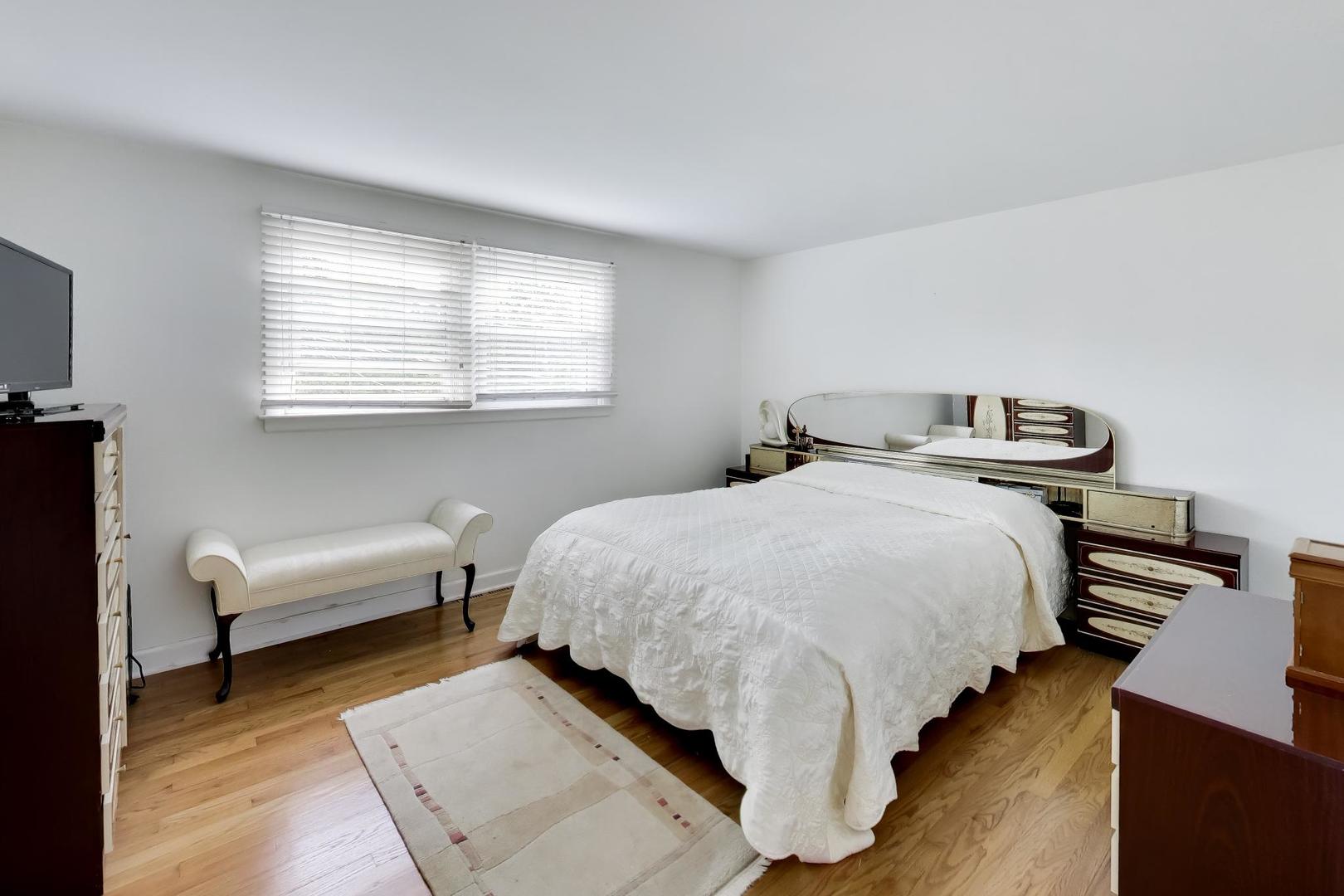 1316 W Plymouth Court, Arlington Heights, IL 60004