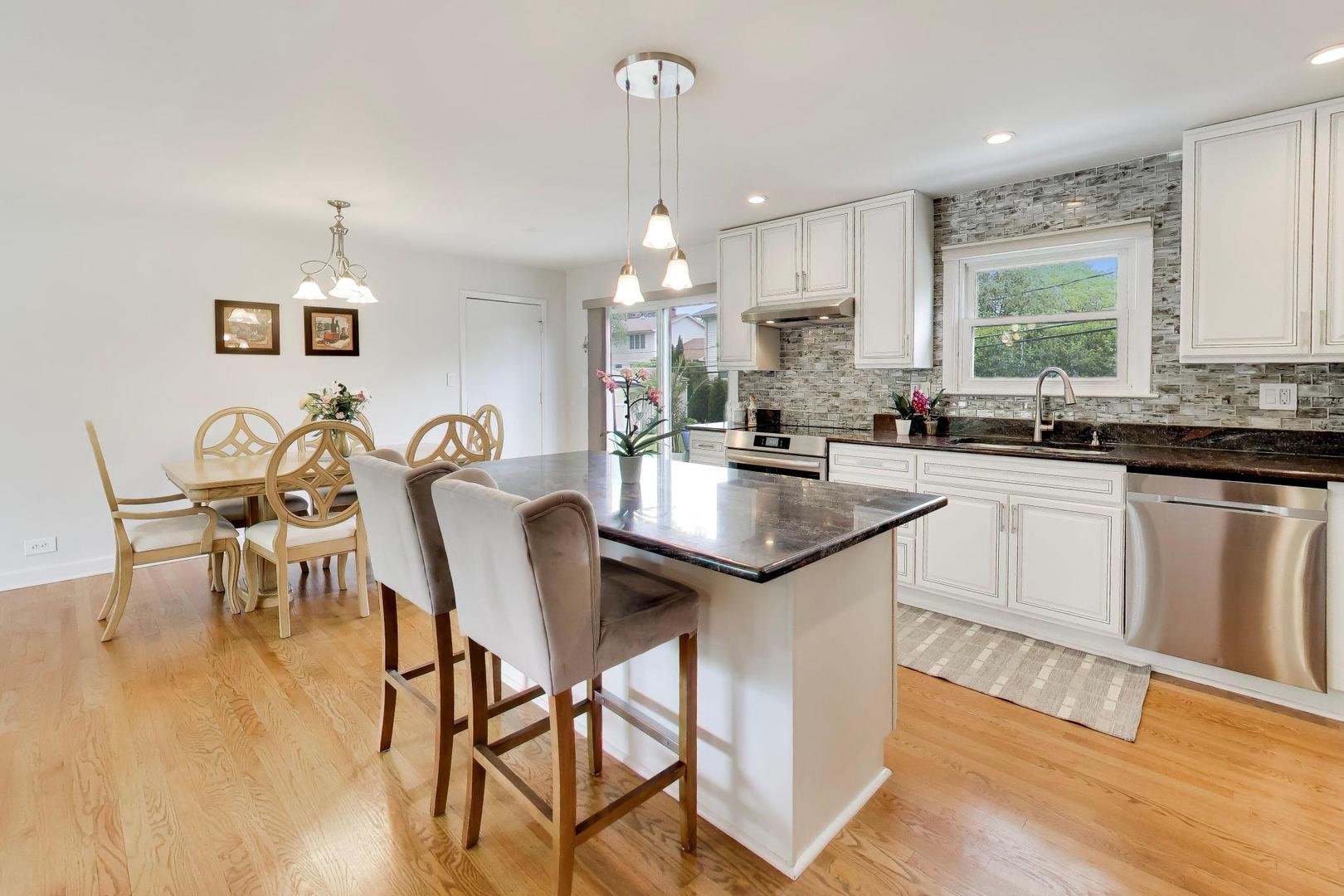 1316 W Plymouth Court, Arlington Heights, IL 60004
