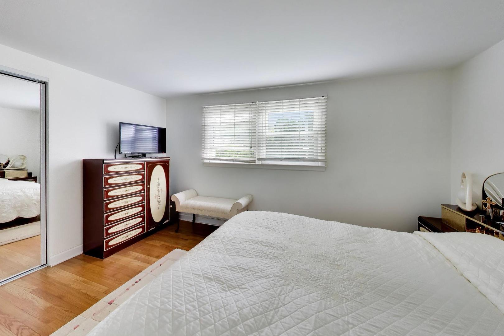 1316 W Plymouth Court, Arlington Heights, IL 60004