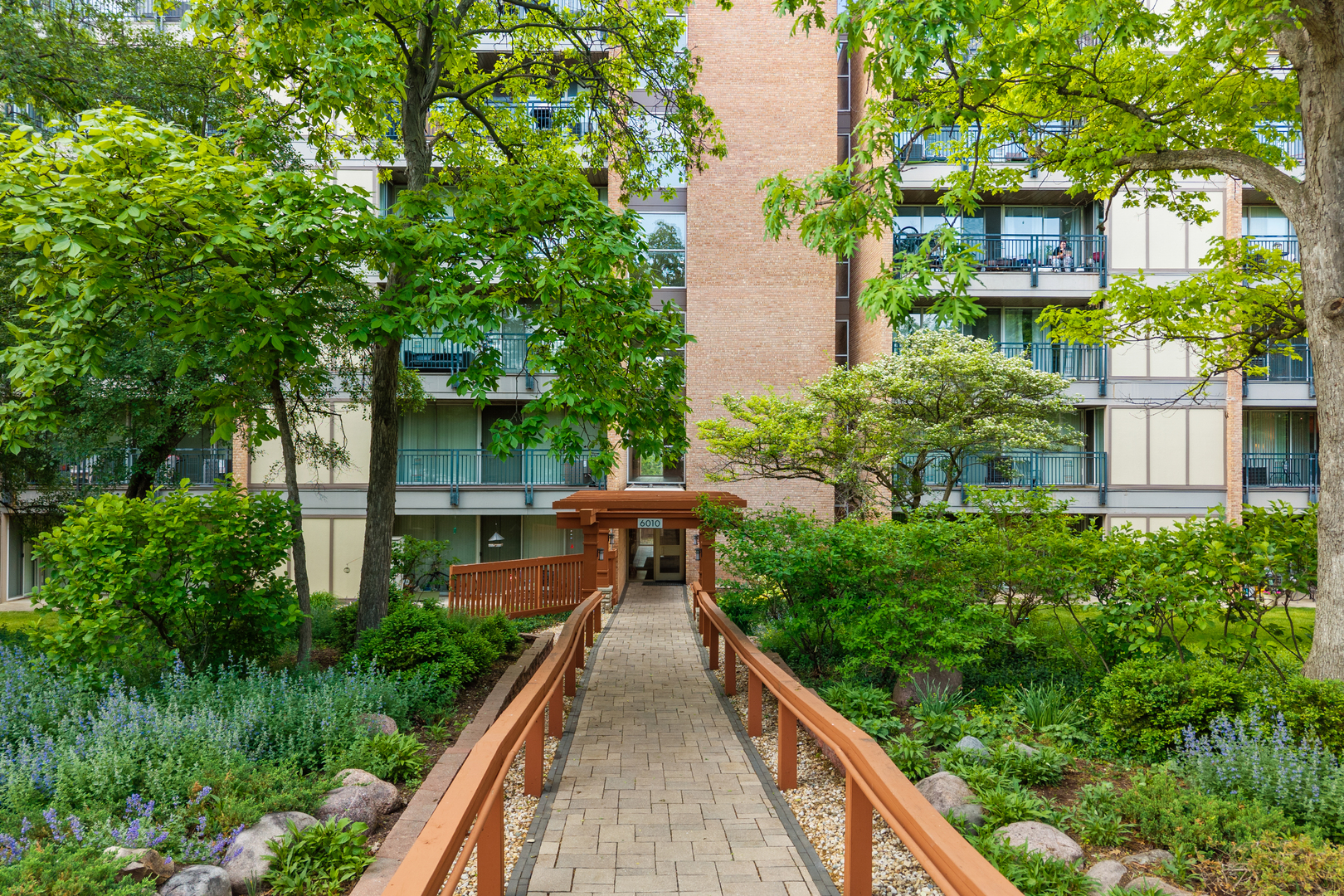 6010 Oakwood Drive #6A, Lisle, IL 60532