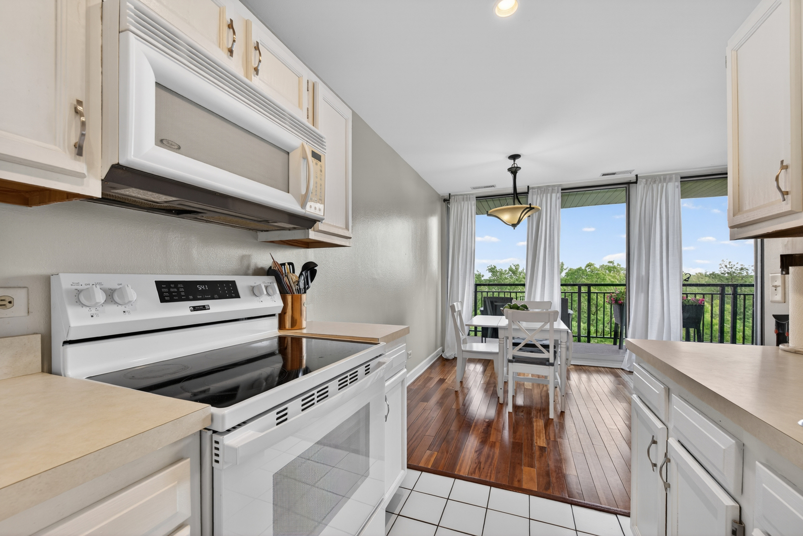 6010 Oakwood Drive #6A, Lisle, IL 60532