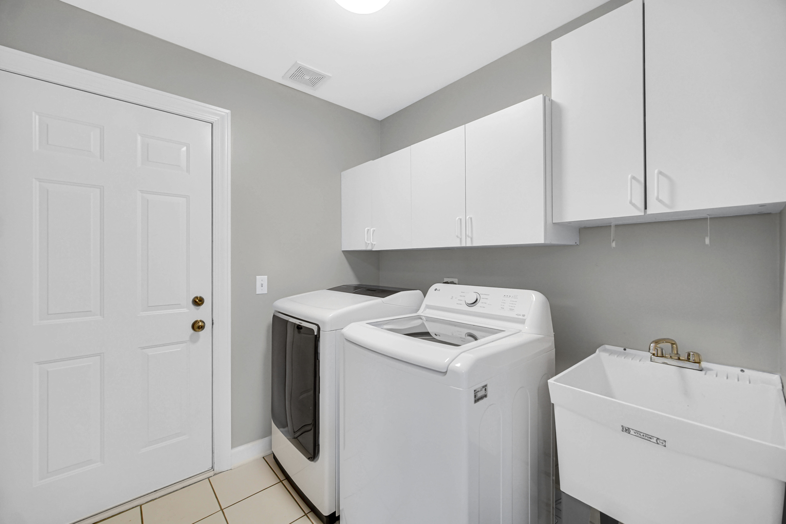 815 King Henry Lane, St. Charles, IL 60174