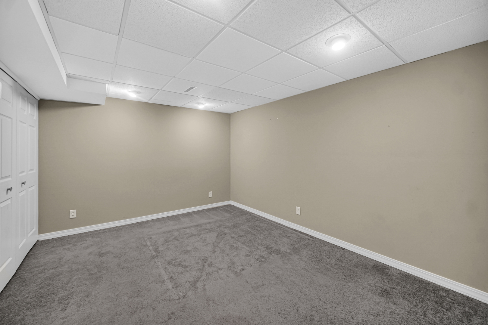 815 King Henry Lane, St. Charles, IL 60174