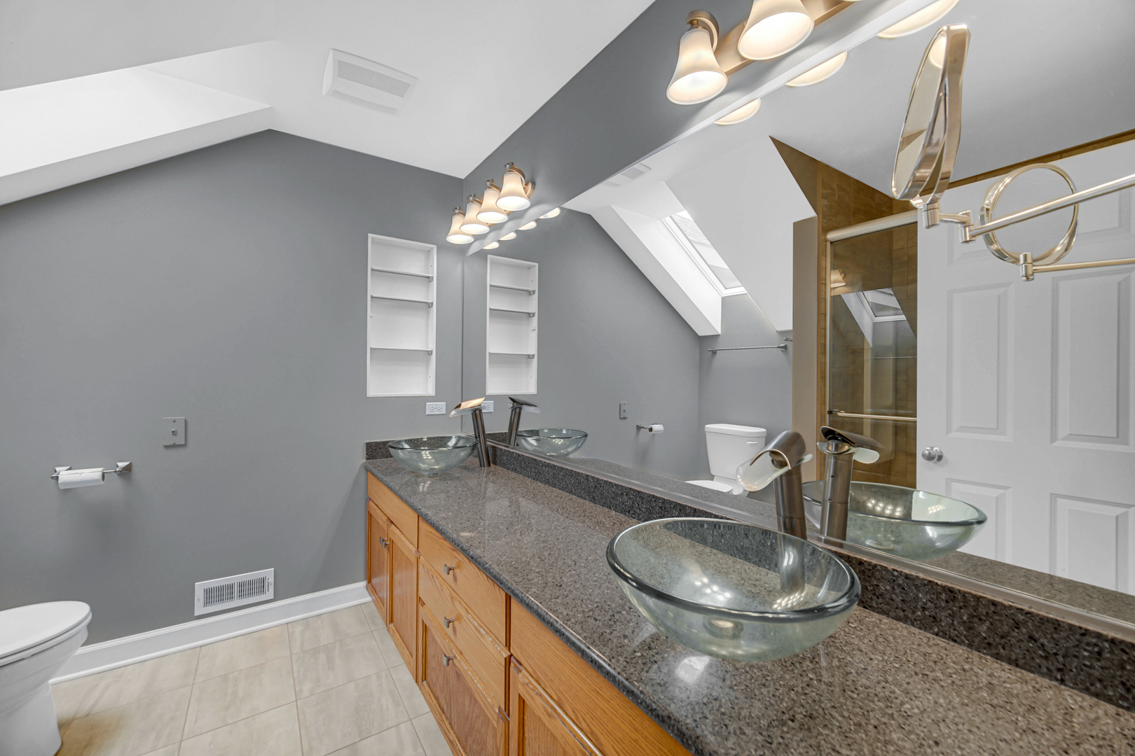 815 King Henry Lane, St. Charles, IL 60174