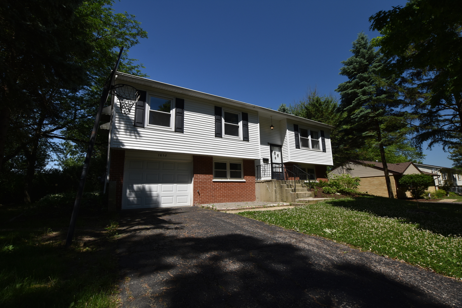 7852 Sprucewood Avenue, Woodridge, IL 60517
