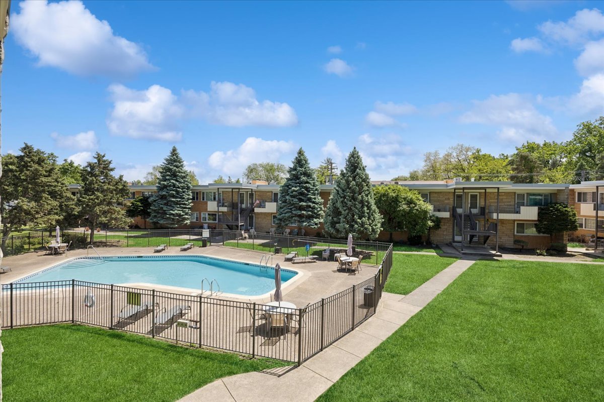 5 Garden Drive #5, La Grange Park, IL 60526