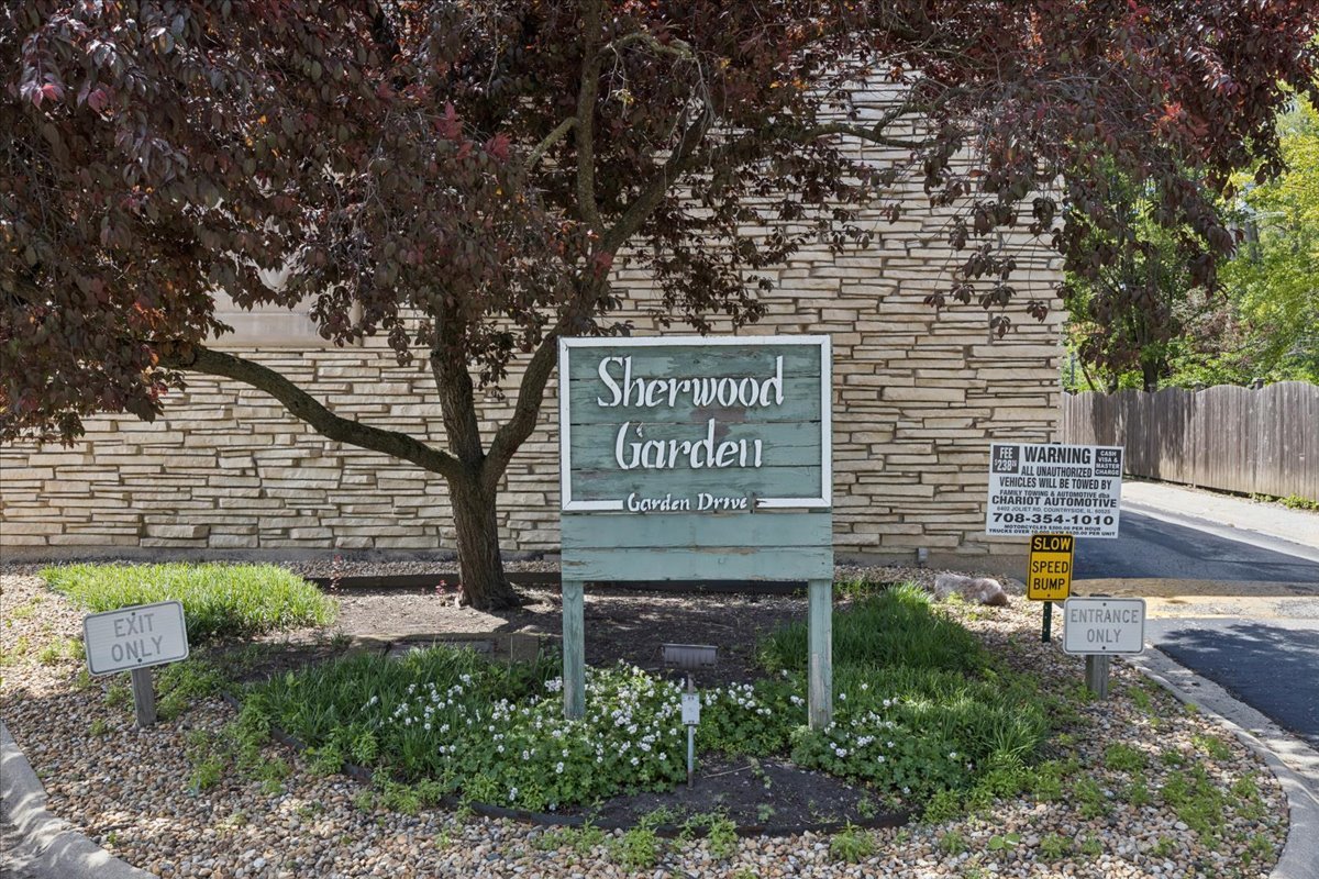 5 Garden Drive #5, La Grange Park, IL 60526
