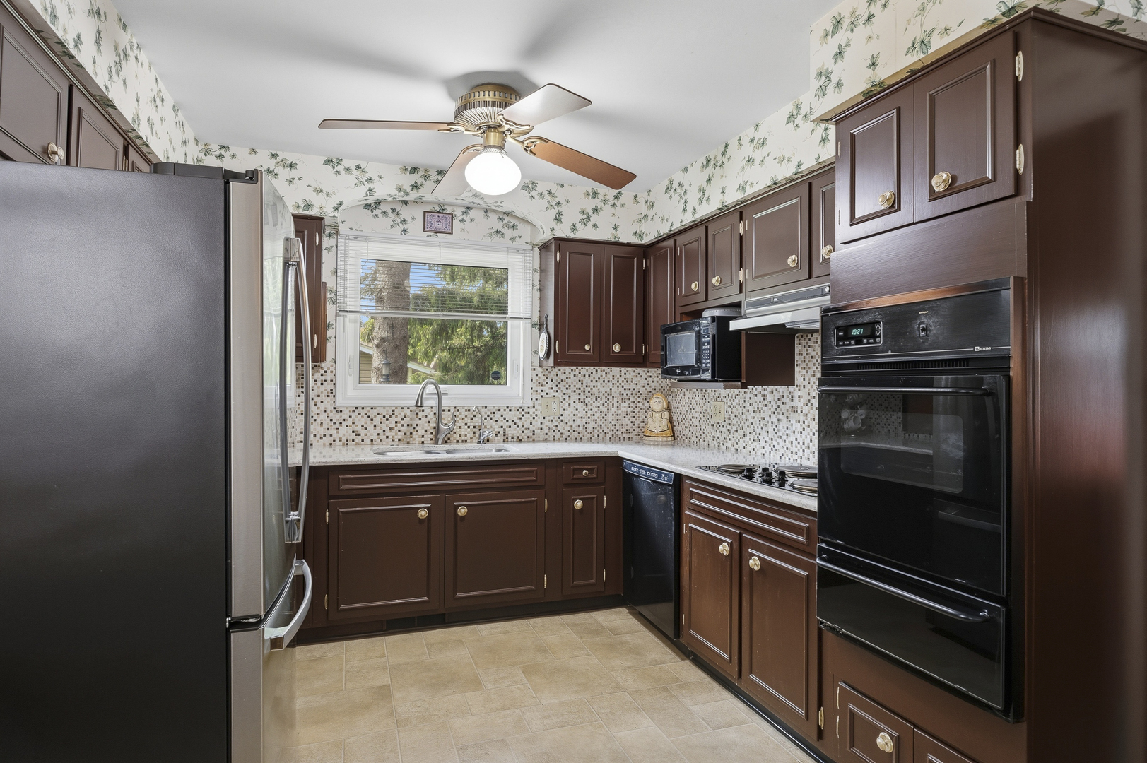 27W231 Bolles Avenue, Winfield, IL 60190