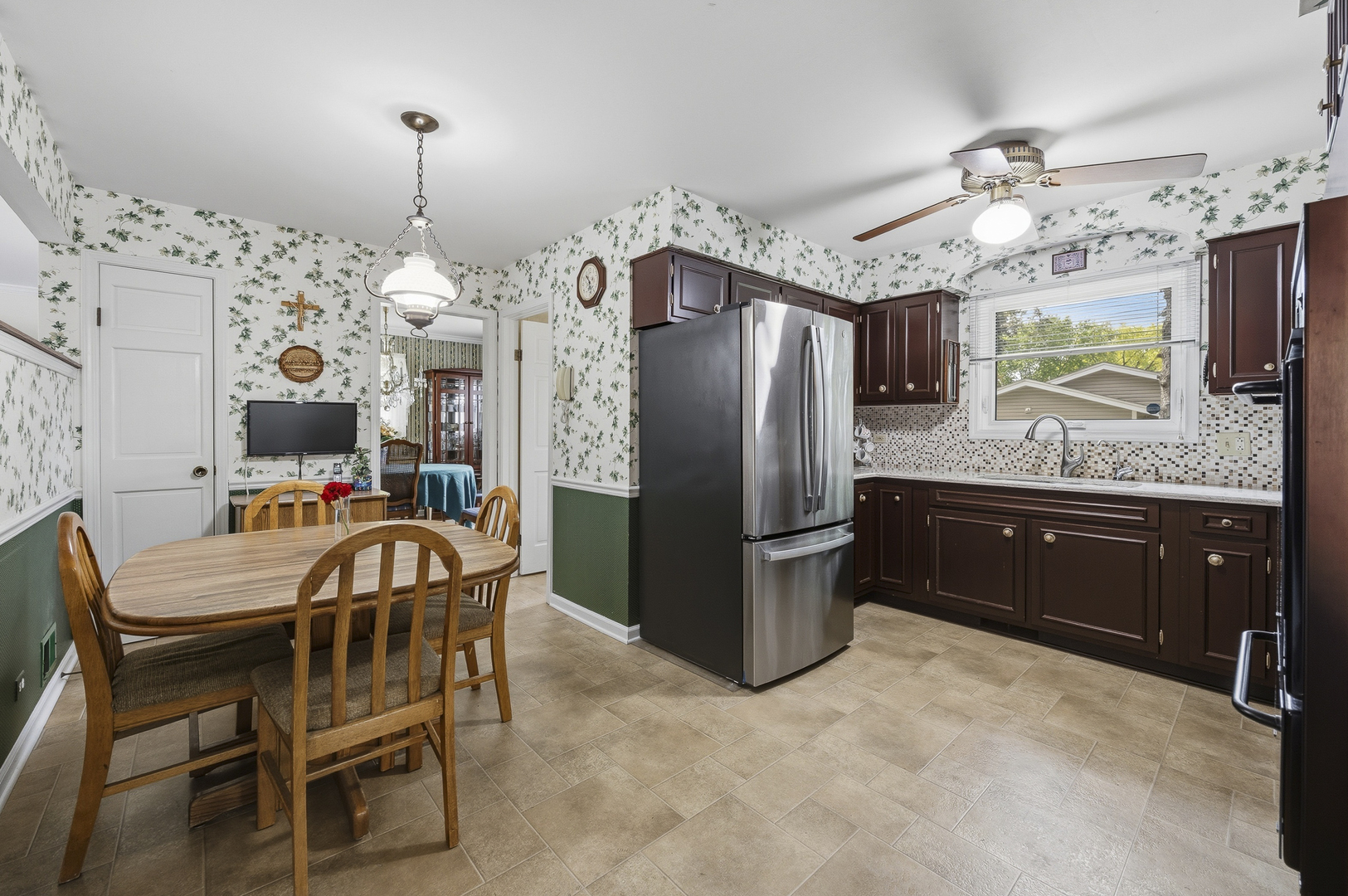 27W231 Bolles Avenue, Winfield, IL 60190