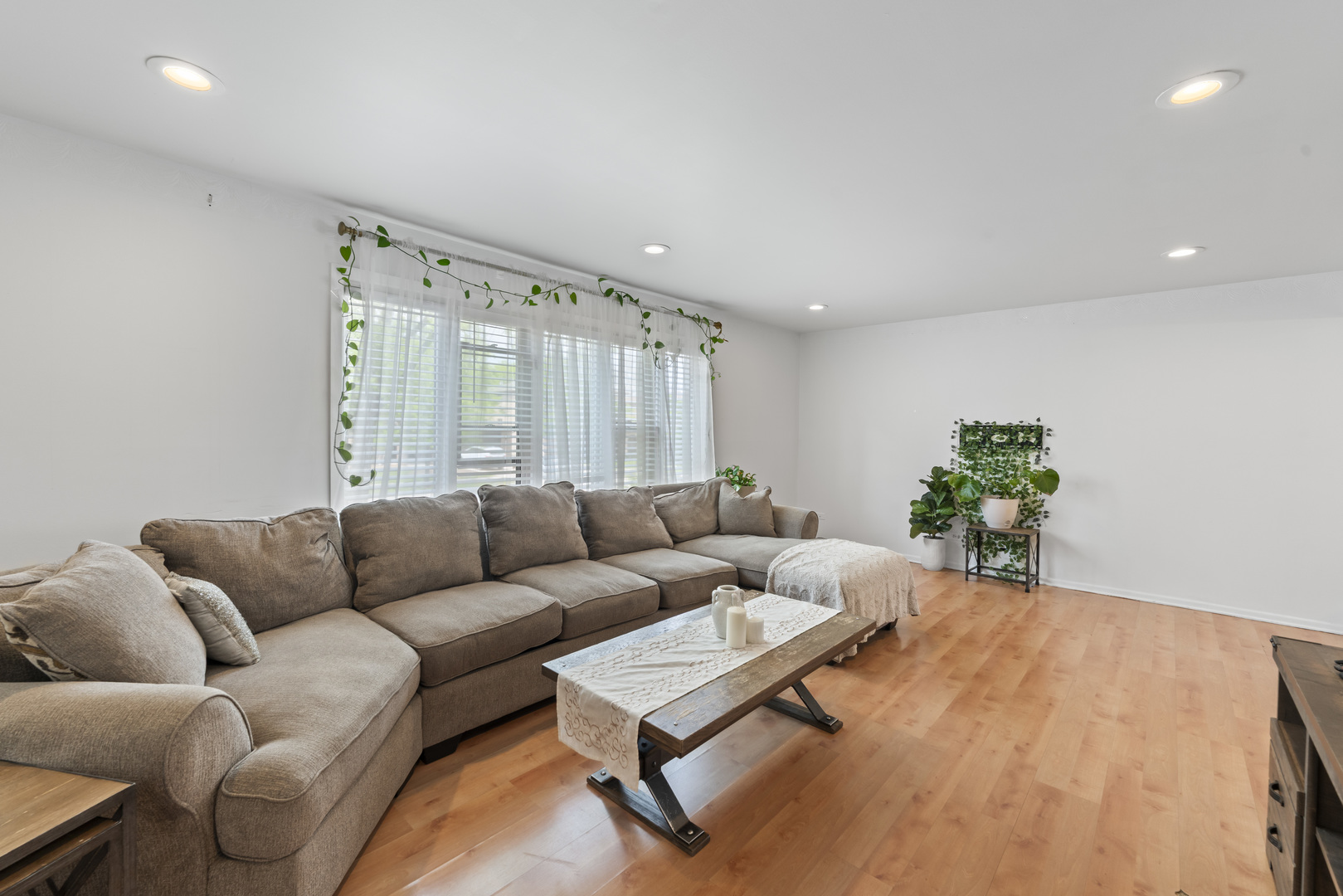11201 S Helena Drive, Palos Hills, IL 60465