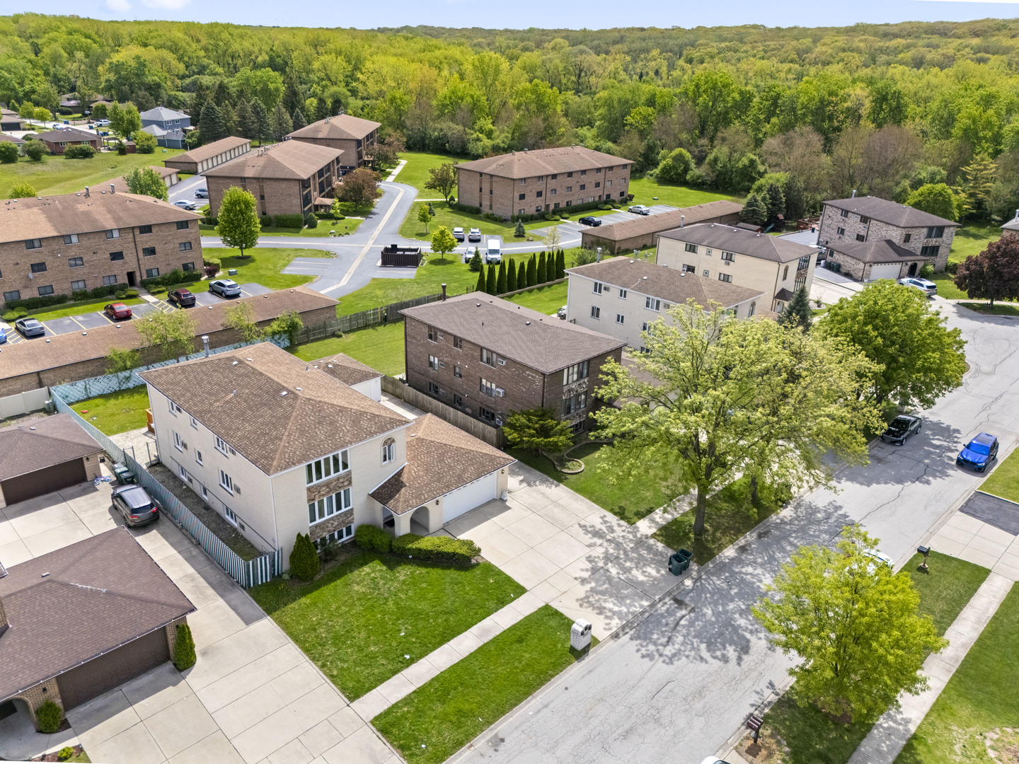 11201 S Helena Drive, Palos Hills, IL 60465
