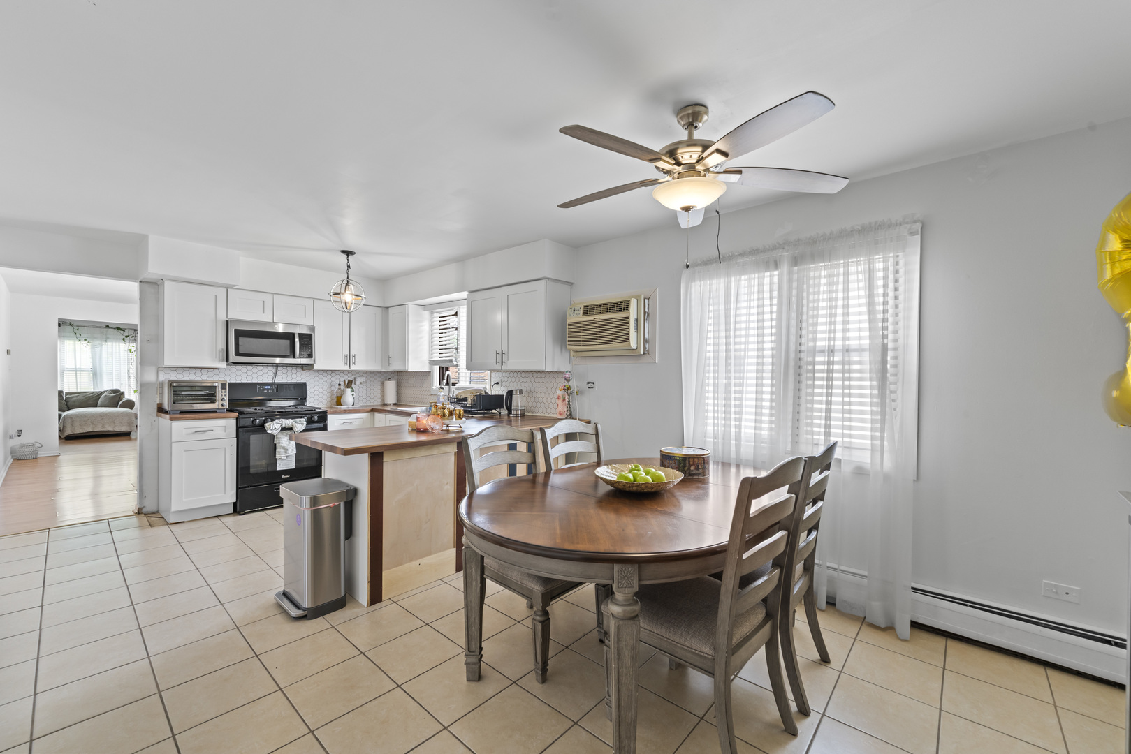 11201 S Helena Drive, Palos Hills, IL 60465