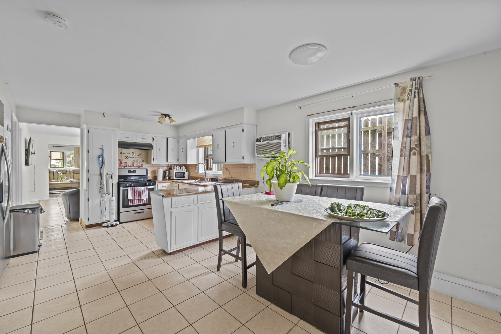 11201 S Helena Drive, Palos Hills, IL 60465