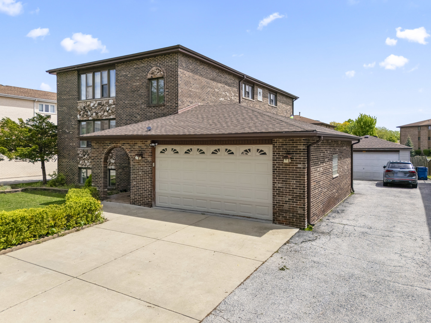 11201 S Helena Drive, Palos Hills, IL 60465