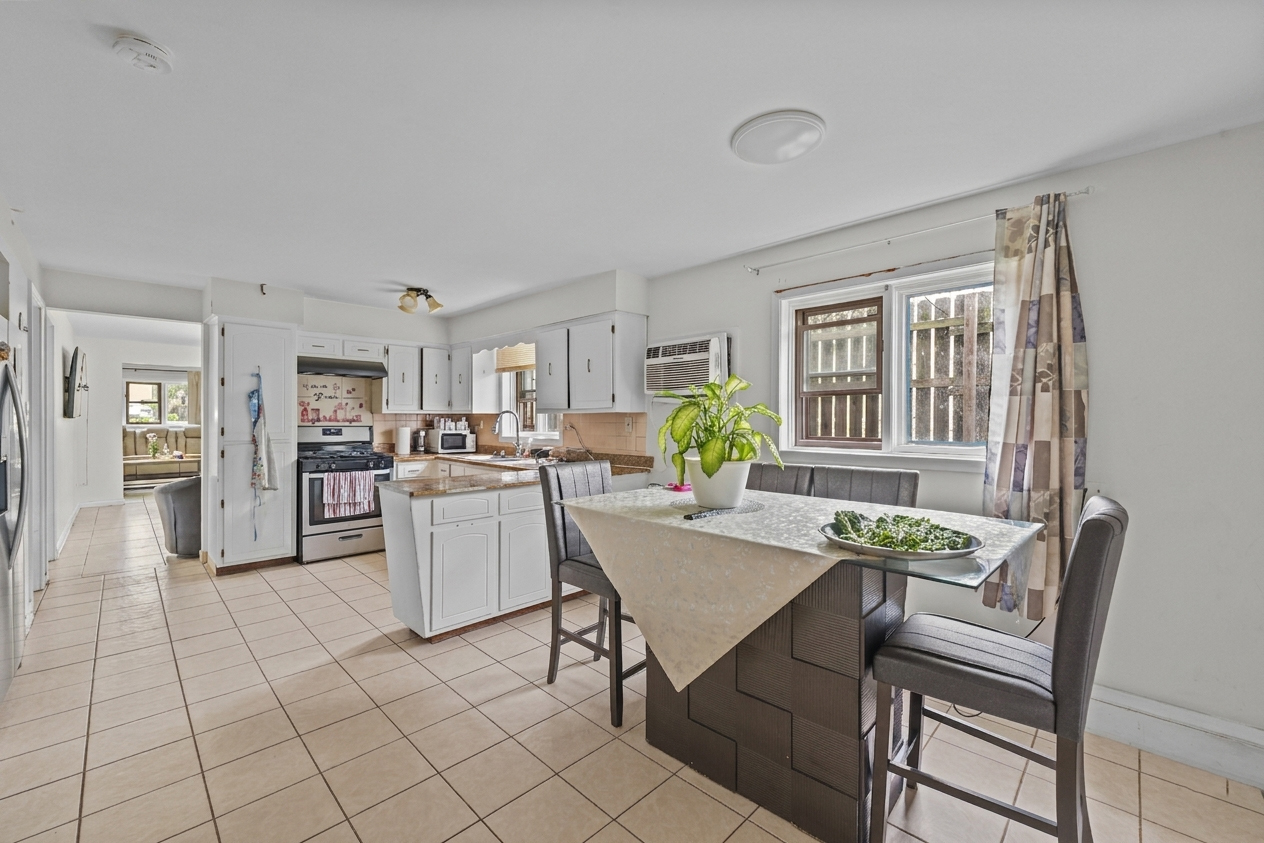 11201 S Helena Drive, Palos Hills, IL 60465