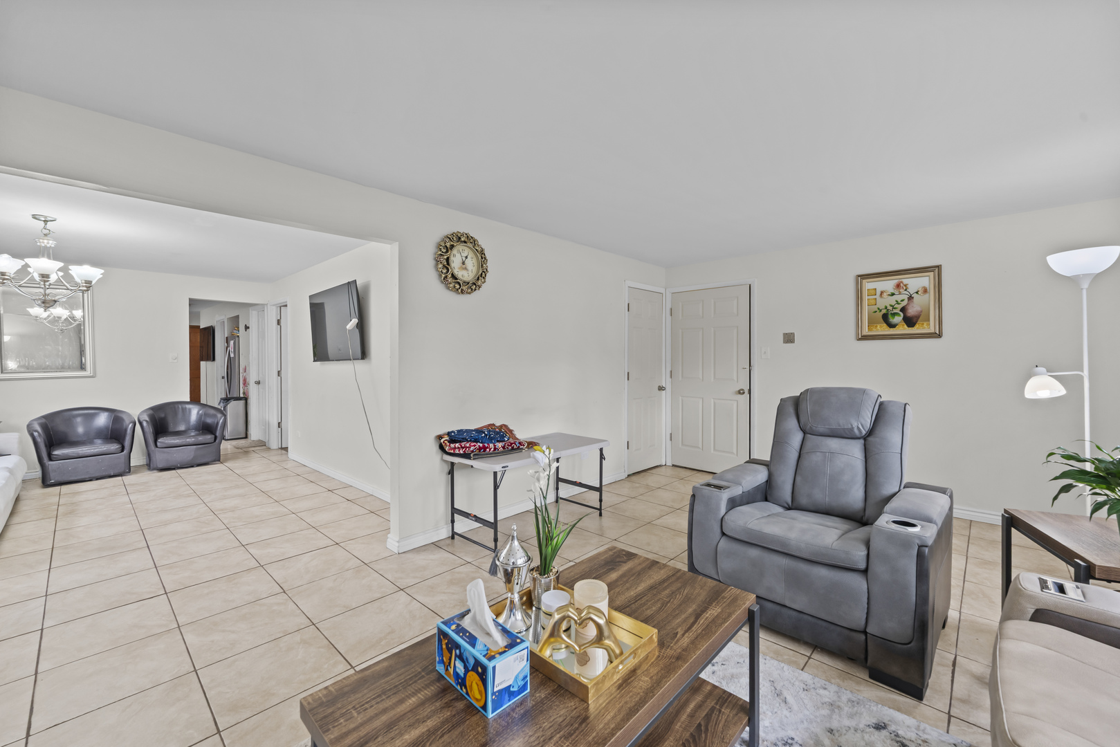 11201 S Helena Drive, Palos Hills, IL 60465