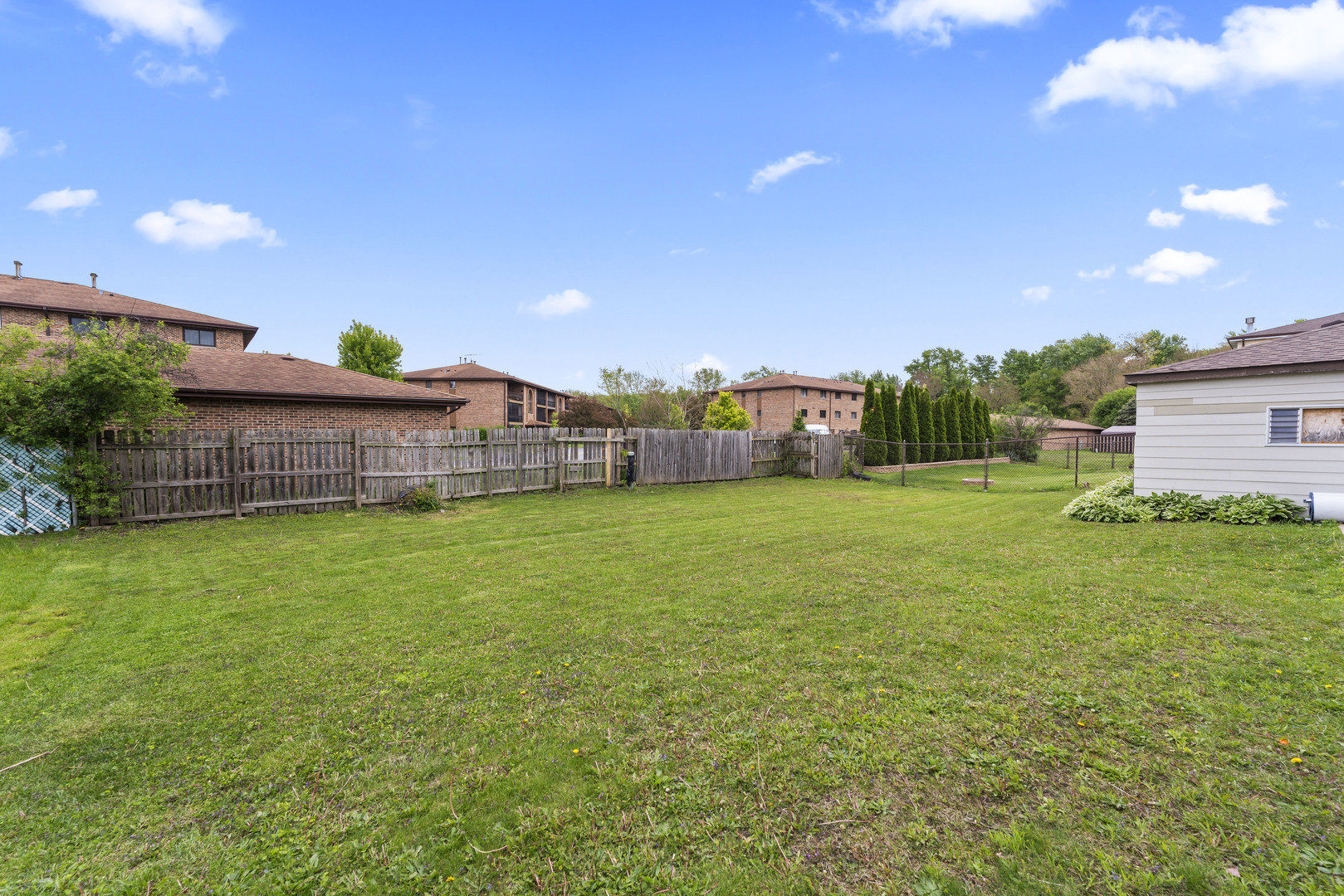 11201 S Helena Drive, Palos Hills, IL 60465